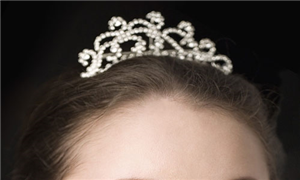 你想把两个眼皮都剪掉吗?埋线失败了,可以做全切双眼皮吗?