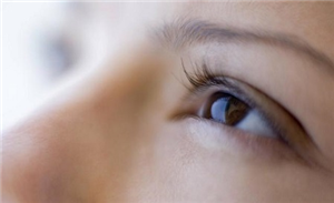 如何去除眼睛中的脂肪颗粒?