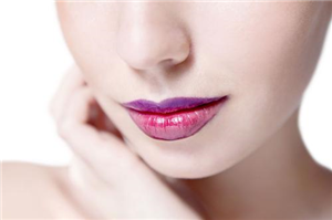 4d线*雕(提醒:非医学规范用语,实为在皮下埋置可吸收线,以拉紧皮肤,促进胶原蛋白再生的一种术式。)隆鼻大概要多少钱呢