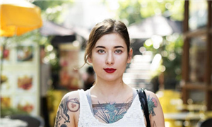 线*雕(提醒:非医学规范用语,实为在皮下埋置可吸收线,以拉紧皮肤,促进胶原蛋白再生的一种术式。)隆鼻露线安全吗?