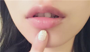 丰满的脸颊,丰满的脸颊,你无法放下。