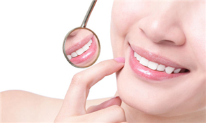 我有蛀牙。我已经把它们修好了_还能洗牙吗?