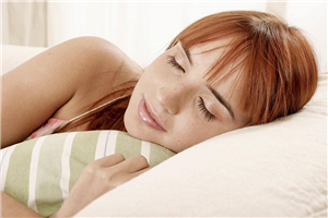 我做了胶原蛋白丰唇手术,我照镜子的时候想亲吻我的嘴唇。