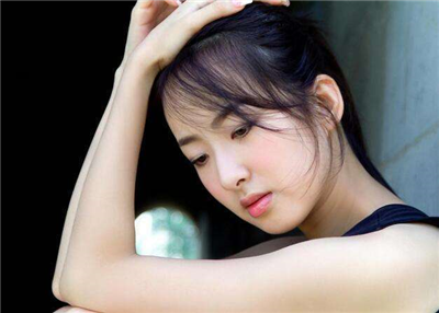 当我们生命中有第二只耳朵时,我们应该尽快把它移走。