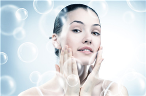 水光之针(提醒:非医学规范用语,实为一种以玻尿酸、肉毒素、VC为主要成份的皮下注射针剂。)不是你想打,就能打