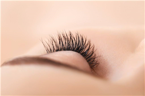 为了节省稀疏的头发,最好选择植发。