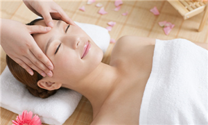 抽脂使手臂看起来很娇小,很女性化。