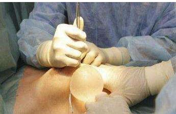 做完假体隆胸手术,学会这个趴床方法恢复快!