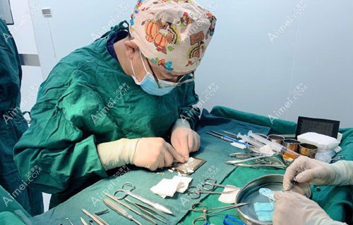 半肋软骨鼻综合用硅胶好还是膨体好?哪种安全效果长久?