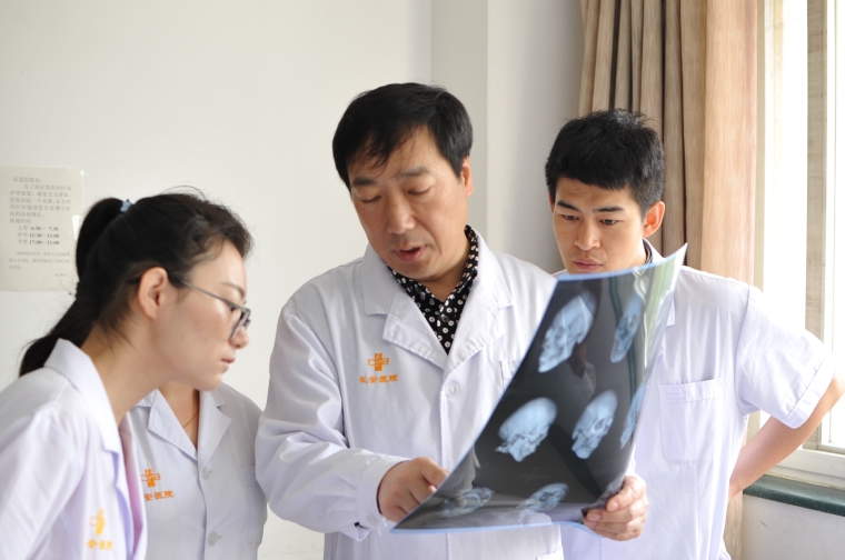 假体隆鼻手术需要多少钱?