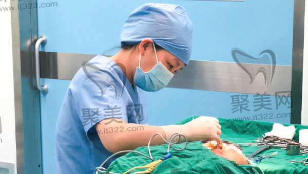 梁伟中医生手术中 梁伟中医生手术中