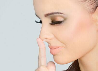 隆鼻后能趴着睡吗?能化妆吗?