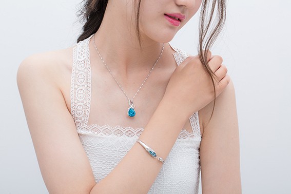 1658797828646184.jpg 摄图网_500129141_banner_白净少女美丽锁骨穿着背带戴着手镯和项链(非企业商用).jpg