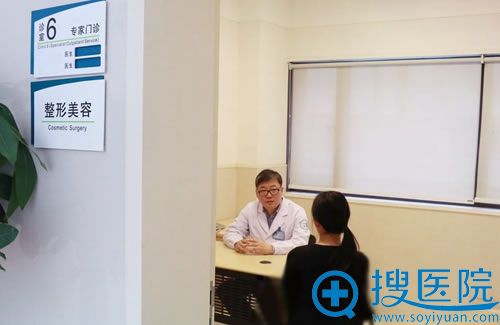 女子向医生说明病状 女子向医生说明病状