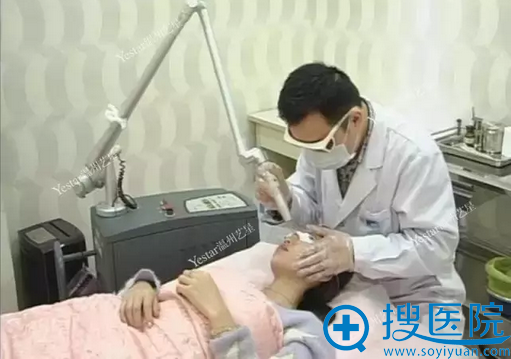 医生正在做祛雀斑治疗 医生正在做祛雀斑治疗