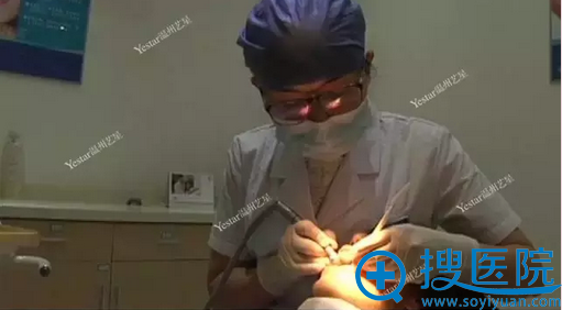 医生正在矫正龅牙 医生正在矫正龅牙