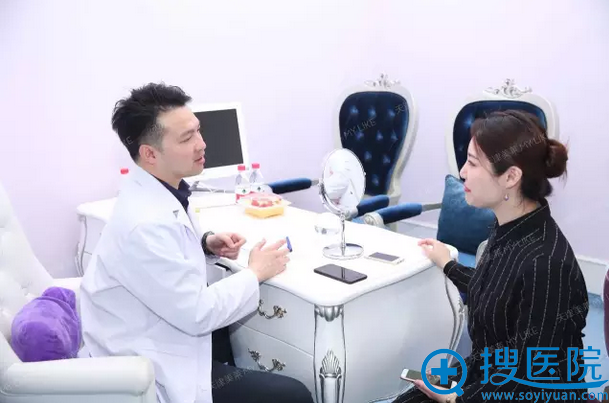 和天津美莱林主任面诊中 和天津美莱林主任面诊中