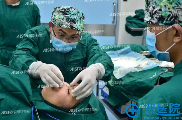 爱思特胡主任正在为我做隆鼻手术 爱思特胡主任正在为我做隆鼻手术