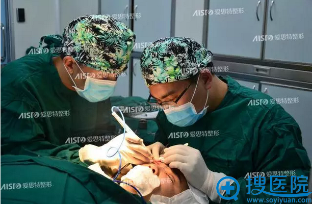 双眼皮手术进行中 双眼皮手术进行中