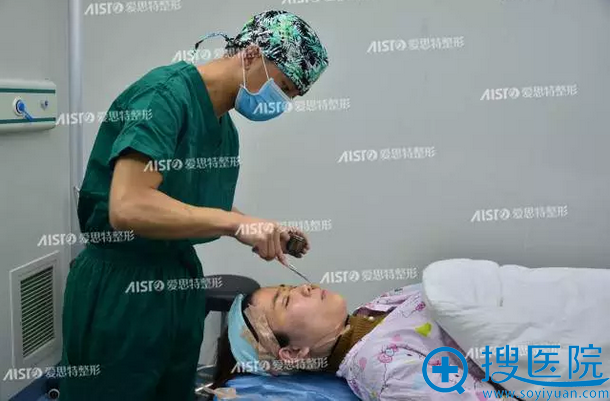 医生给我全脸部消毒 医生给我全脸部消毒